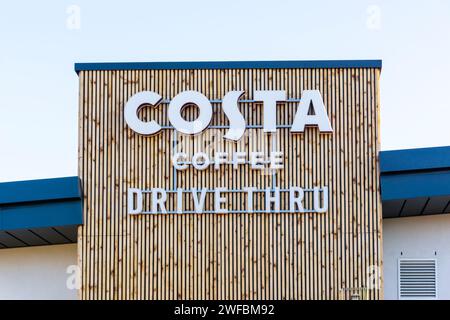 Signez un café Costa au drive-in à King's Lynn, Norfolk. Banque D'Images