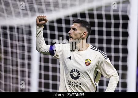 Le milieu de terrain italien Lorenzo Pellegrini de Romaâ&#x80;&#x99;s célèbre après avoir marqué un but lors du match de Serie A entre Unione Sportiva Salernitana et AS Roma au stade Arechi de Salerne le 29 janvier 2024. Banque D'Images