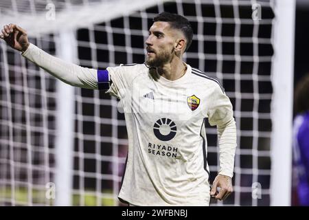 Le milieu de terrain italien Lorenzo Pellegrini de Romaâ&#x80;&#x99;s célèbre après avoir marqué un but lors du match de Serie A entre Unione Sportiva Salernitana et AS Roma au stade Arechi de Salerne le 29 janvier 2024. Banque D'Images