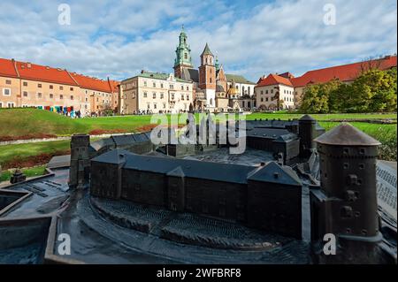 Vue complexe du château de Wawel avec sa maquette en face à Cracovie Pologne Banque D'Images