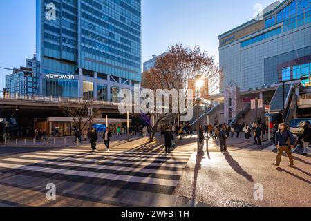 Tokyo, Japon. 9 janvier 2024. foule de personnes sur un trottoir attendant de traverser la rue dans le centre-ville Banque D'Images