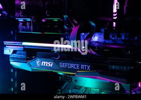 Dnipro, Ukraine - 23 février 2023 : carte graphique de jeu MSI GeForce RTX dans un boîtier ouvert avec lueur. Banque D'Images