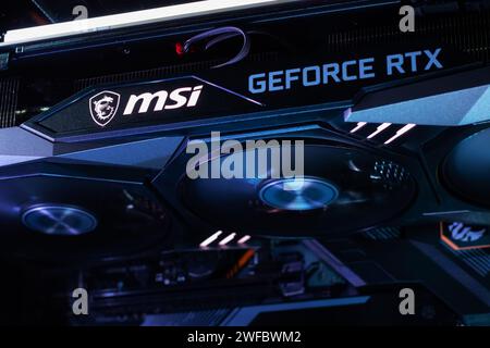 Dnipro, Ukraine - 23 février 2023 : carte graphique de jeu MSI GeForce RTX dans un boîtier ouvert avec lueur. Banque D'Images