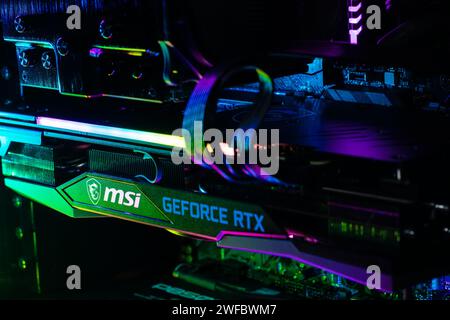 Dnipro, Ukraine - 23 février 2023 : carte graphique de jeu MSI GeForce RTX dans un boîtier ouvert avec lueur. Banque D'Images