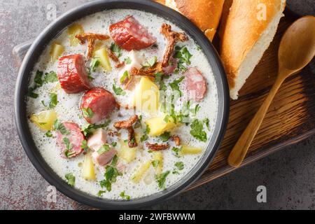 Zalewajka est une soupe rustique traditionnelle à base de pommes de terre coupées en dés et bouillies et débordées de levain de seigle aigre avec saucisse et champignons séchés près Banque D'Images