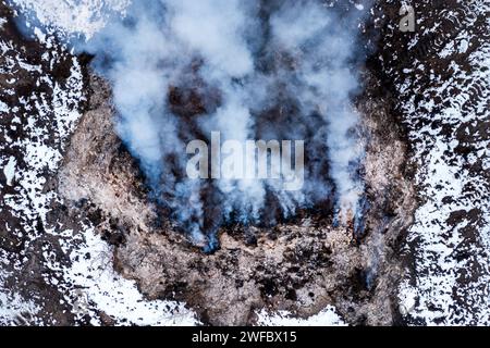 Pile de fumier brûlant à la ferme, pollution de l'air et contamination, prise de vue aérienne du drone pov, vue à grand angle Banque D'Images