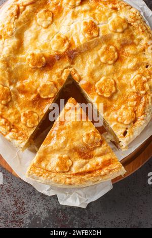 La tarte choléra est une pâtisserie fourrée de pommes de terre, légumes, fruits et fromage, originaire de la région valaisanne de la Suisse closeup sur le bois bo Banque D'Images