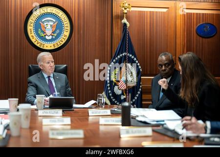 Washington, États-Unis d ' Amérique. 29 janvier 2024. Washington, États-Unis d ' Amérique. 29 janvier 2024. Le président américain Joe Biden, à gauche, et le secrétaire à la Défense Lloyd Austin, à droite, écoutent lors du Presidential Daily Briefing, dans la salle de situation de la Maison Blanche, le 29 janvier 2024 à Washington, DC c'est la première apparition de Lloyd Austin depuis son rétablissement de la chirurgie. Crédit : Adam Schultz/White House photo/Alamy Live News Banque D'Images