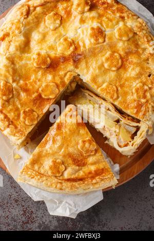 Tarte au choléra maison avec des fruits, des légumes et du fromage en gros plan sur une planche de bois sur la table. Vue verticale de dessus Banque D'Images