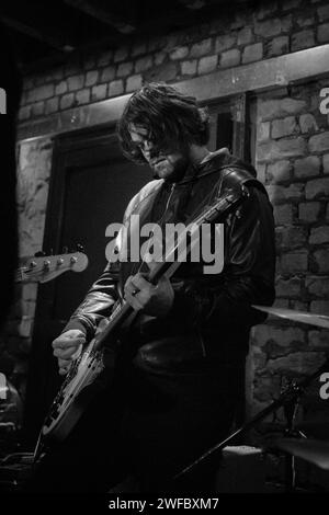 Seth Leppard, guitariste d'as Able as Kane (AAAK) jouant en concert à l'Eagle Inn, Salford, le 25 septembre 2014 Banque D'Images