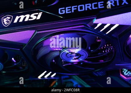 Dnipro, Ukraine - 23 février 2023 : carte graphique de jeu MSI GeForce RTX dans un boîtier ouvert avec lueur. Banque D'Images