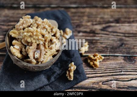 Noix dans un bol sur une table en bois Banque D'Images