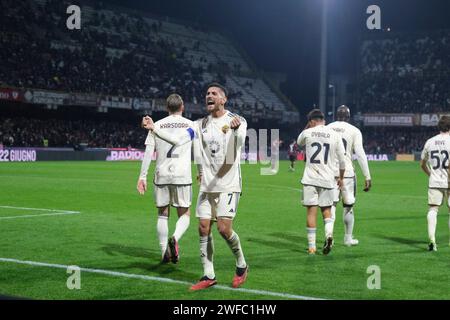 Lorenzo Pellegrini, milieu de terrain italien de Roma, célèbre après avoir marqué un but lors du match de football Serie A entre Unione Sportiva Salernitana et AS Roma au stade Arechi de Salerne le 29 janvier 2024. Banque D'Images