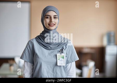 Joyeux psychiatre féminin regardant la caméra Banque D'Images