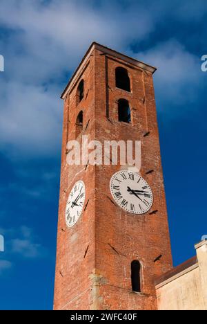 Carmine Eglise ancienne cloche et tour de l'horloge dans le centre historique de Lucca Banque D'Images