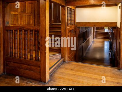 Royaume-Uni, Cumbria, Bowness on Windermere, Blackwell, Arts and Crafts House, couloir supérieur lambrissé de chêne Banque D'Images