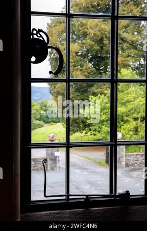 Royaume-Uni, Cumbria, Bowness sur Windermere, Blackwell, Arts and Crafts House, fenêtre avec loquets forgés à la main Banque D'Images