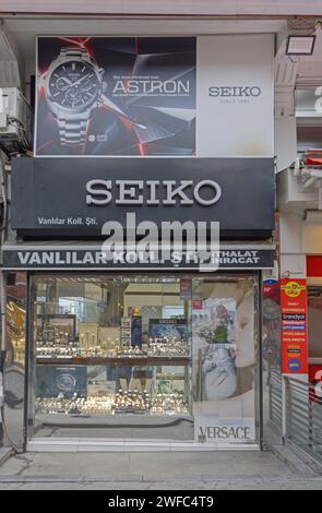 Istanbul, Turquie - 18 octobre 2023 : Watch Shop Vanlilar Seiko Japan à Hamidiye Street dans la vieille ville. Banque D'Images