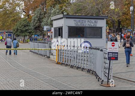 Istanbul, Turquie - 18 octobre 2023 : kiosque de la police du tourisme Force de sécurité à Sultanahmet dans la vieille ville. Banque D'Images