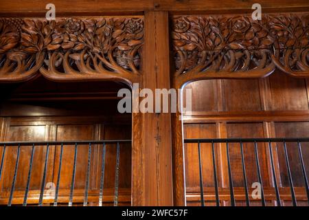 Royaume-Uni, Cumbria, Bowness on Windermere, Blackwell, Arts and Crafts House, main Hall, Baillie Scott bannister d'arbre sculpté Banque D'Images