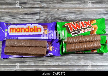 Le Caire, Egypte, janvier 25 2024 : Biscuit à la mandoline recouvert de caramel et chocolat, barres de mandoline Cadbury et nouveau shortbre caramel Twix Choco-Hazelnut Banque D'Images