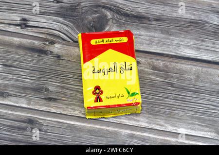 Le Caire, Egypte, janvier 20 2024 : le thé noir El Arosa, avec de nombreuses propriétés bénéfiques, est bon pour le cœur et les os. Il a une action diurétique et un Banque D'Images