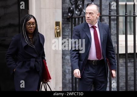 Downing Street, Londres, Royaume-Uni. 30 janvier 2024. Le député de Kemi Badenoch, secrétaire d'État aux affaires et au commerce et président du Board of Trade et ministre des femmes et de l'égalité, et le député Chris Heaton-Harris, secrétaire d'État pour l'Irlande du Nord, assistent à la réunion hebdomadaire du Cabinet au 10 Downing Street. Photo par Amanda Rose/Alamy Live News Banque D'Images