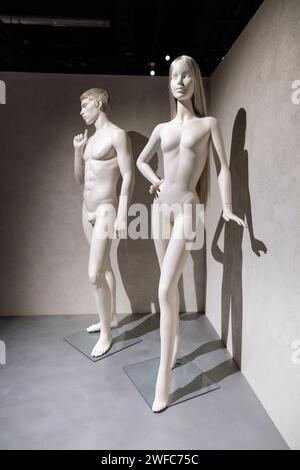 Mannequins Lifesize Barbie et Oriol par Adel Rootstein (2009), exposition Cult of Beauty, Wellcome Collection, Londres, Angleterre Banque D'Images
