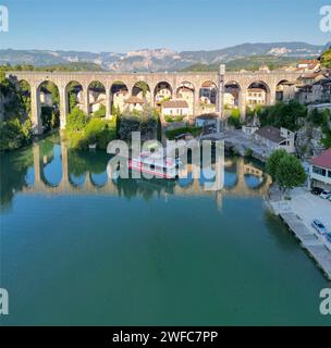 Vue aérienne de l'ancien aqueduc de Saint-Nazaire-en-Royans sur la rivière Bourne, près du Parc National du Vercors, Drôme France Banque D'Images