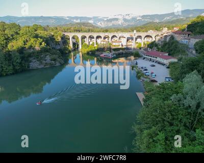 Vue aérienne de l'ancien aqueduc de Saint-Nazaire-en-Royans sur la rivière Bourne, près du Parc National du Vercors, Drôme France Banque D'Images