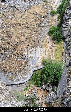 Ruisseau Desfiladero de la Yecla et El CAUCE sur Peñas de Cervera. Province de Burgos, Castilla y Leon, Espagne. Banque D'Images