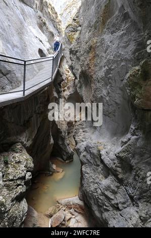 Ruisseau Desfiladero de la Yecla et El CAUCE sur Peñas de Cervera. Province de Burgos, Castilla y Leon, Espagne. Banque D'Images