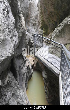 Ruisseau Desfiladero de la Yecla et El CAUCE sur Peñas de Cervera. Province de Burgos, Castilla y Leon, Espagne. Banque D'Images