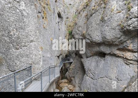 Ruisseau Desfiladero de la Yecla et El CAUCE sur Peñas de Cervera. Province de Burgos, Castilla y Leon, Espagne. Banque D'Images