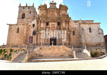 Gumiel de Izan, Iglesia de Santa Maria gothique et baroque (façade baroque). Province de Burgos, Castilla y Leon, Espagne. Banque D'Images