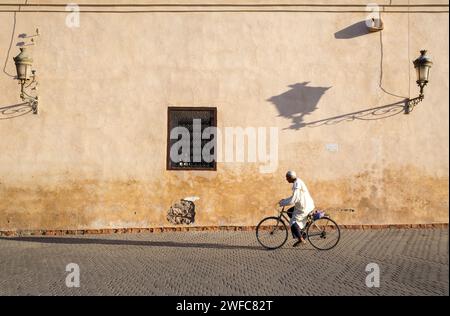 Maroc Marrakech Marrakech Médina Marocain homme à vélo vélo en costume traditionnel djellaba gallabea jillaba vêtements Banque D'Images