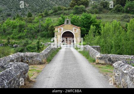 Pesquera de Ebro, pont médiéval et chapelle. Province de Burgos, Castilla y Leon, Espagne. Banque D'Images