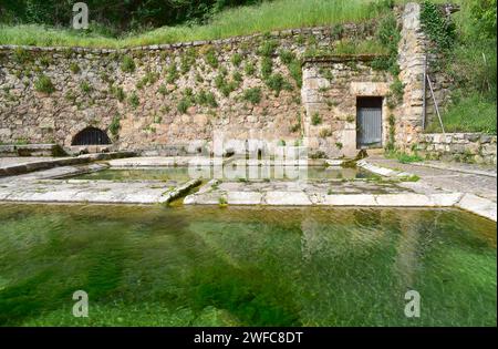 Poza de la Sal, fontaine. La Bureba, province de Burgos, Castilla y Leon, Espagne. Banque D'Images