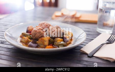 Boulettes de viande cuites à la vapeur avec des légumes cuits avec brume sur l'assiette Banque D'Images