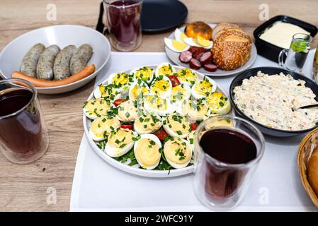 Plats traditionnels de Pologne pour le petit déjeuner de Pâques, oeufs visibles avec mayonnaise et farce. Banque D'Images