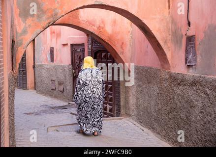 Afrique du Nord Maroc Marrakech Marrakech medina Femme marocaine dans la rue avec robe de costume traditionnelle djellaba gallabea jillaba vêtements de marche Banque D'Images