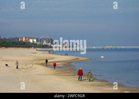 Strand von Ahlbeck mit Blick nach Heringsdorf. Ahlbeck 11.01.2024 *** Ahlbeck Plage avec vue sur Heringsdorf Ahlbeck 11 01 2024 Banque D'Images