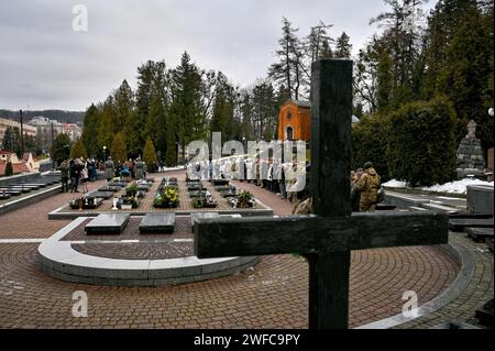 Non exclusive : LVIV, UKRAINE - 29 JANVIER 2024 - la cérémonie de dépôt de fleurs sur la tombe d'Ihor Loskyi, un participant à la bataille de Kruty qui Banque D'Images