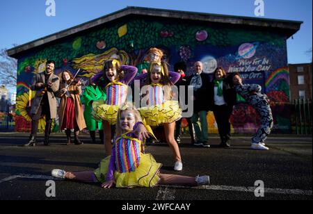 Levi Jordan (au centre à droite), six, Aliza Blu Doody (devant), cinq, et Ivy Walsh, sept, de l'Arkins Dance and Stage Academy à Mountjoy Square à Dublin lors du dévoilement du programme de la St. Patrick's Festival, qui se déroule du 15 au 18 mars. Le thème du Festival et défilé de cette année est 'Spreach', le mot irlandais pour étincelle, qui représente l'essence unique de l'Irlande et du peuple irlandais. Date de la photo : mardi 30 janvier 2024. Banque D'Images