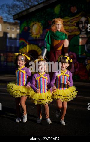 (Gauche-droite) Levi Jordan, six, Aliza Blu Doody, cinq, et Ivy Walsh, Seven, de l'Arkins Dance and Stage Academy à Mountjoy Square à Dublin lors du dévoilement du programme national St. Patrick's Festival, qui se déroule du 15 au 18 mars. Le thème du Festival et défilé de cette année est 'Spreach', le mot irlandais pour étincelle, qui représente l'essence unique de l'Irlande et du peuple irlandais. Date de la photo : mardi 30 janvier 2024. Banque D'Images