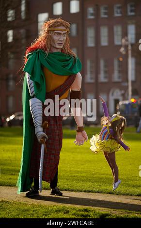 Levi Jordan, six ans, de l'Arkins Dance and Stage Academy avec une marionnette de 7 pieds au Mountjoy Square à Dublin, lors du dévoilement du programme de la St. Patrick's Festival, qui se déroule du 15 au 18 mars. Le thème du Festival et défilé de cette année est 'Spreach', le mot irlandais pour étincelle, qui représente l'essence unique de l'Irlande et du peuple irlandais. Date de la photo : mardi 30 janvier 2024. Banque D'Images