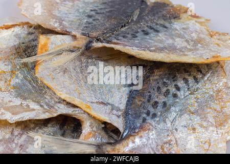 Poissons scad séchés à rayures jaunes. snack pour la bière. Banque D'Images
