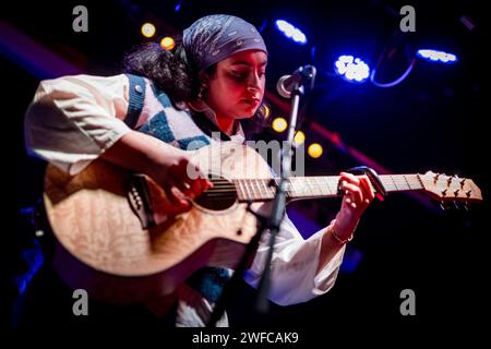 Édimbourg, Écosse. LUN 29 janvier 2024. FIZA sur scène dans le célèbre lieu d'Édimbourg Sneaky Pete's lors de la soirée d'ouverture de la semaine indépendante de la venue week 2024. FIZA est un auteur-compositeur-interprète originaire du nord-ouest de Londres et vivant actuellement à Édimbourg. Son récent single « PIECES » a été présenté sur BBC Asian Network et a été nommé Track of the week sur BBC Introducing radio Scotland. Le concert était l’événement d’ouverture de la participation de Sneaky Pete à la semaine Independent venue week 2024, la célébration annuelle de sept jours au Royaume-Uni des salles de musique et d’art indépendantes et des personnes qui les possèdent, les dirigent et y travaillent. Banque D'Images