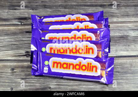Le Caire, Egypte, janvier 25 2024 : Biscuit à la mandoline recouvert de caramel et chocolat, Cadbury barres de mandoline avec des ingrédients de sucre, caramel et cacao Banque D'Images