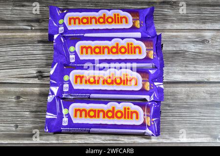 Le Caire, Egypte, janvier 25 2024 : Biscuit à la mandoline recouvert de caramel et chocolat, Cadbury barres de mandoline avec des ingrédients de sucre, caramel et cacao Banque D'Images